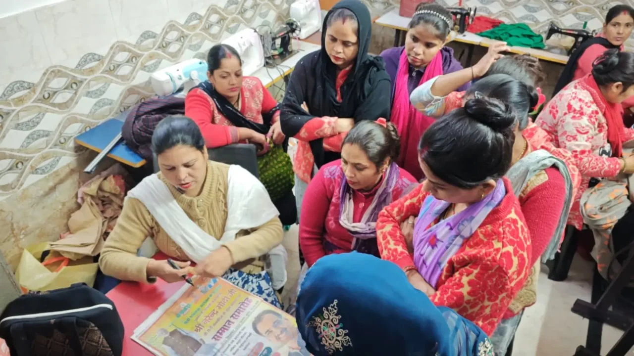 Migrant women learning stitching at SADRAG SARTHAK for Women centre in Nagla Charandas Noida Phase 2